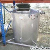 Stainless steel vertical Tank of approx.1000 L .